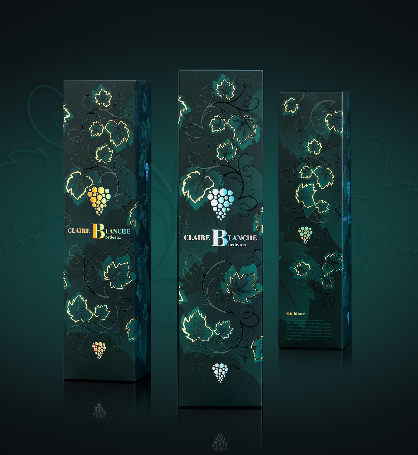 Eleganckie opakowania na wino Claire Blanche Bordeaux, w kolorze ciemnej zieleni z motywem liści winogron i złotymi akcentami. Holograficzne detale na etykietach.