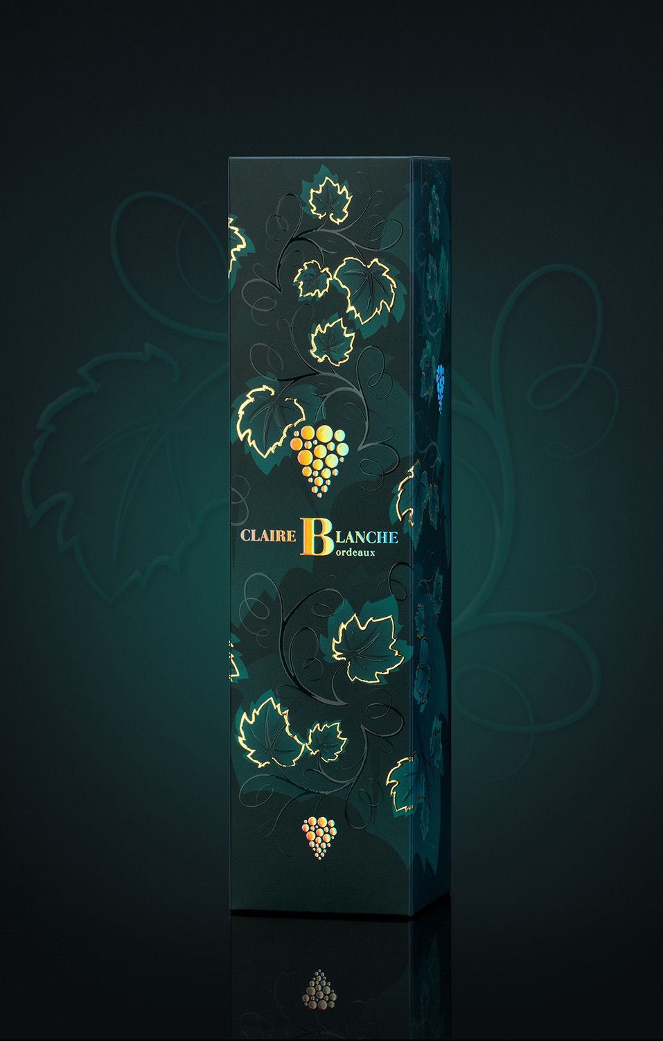 Eleganckie, ciemnozielone opakowanie kartonowe z motywem winorośli i złotymi akcentami, odbijające się w błyszczącej powierzchni. Wyraźne logo 'Claire Blanche Bordeaux'.