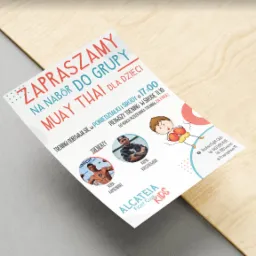 Ulotka reklamowa z zaproszeniem na nabór do grupy Muay Thai dla dzieci, z informacjami o trenerach, terminach treningów i logiem klubu, leżąca na drewnianym podłożu.