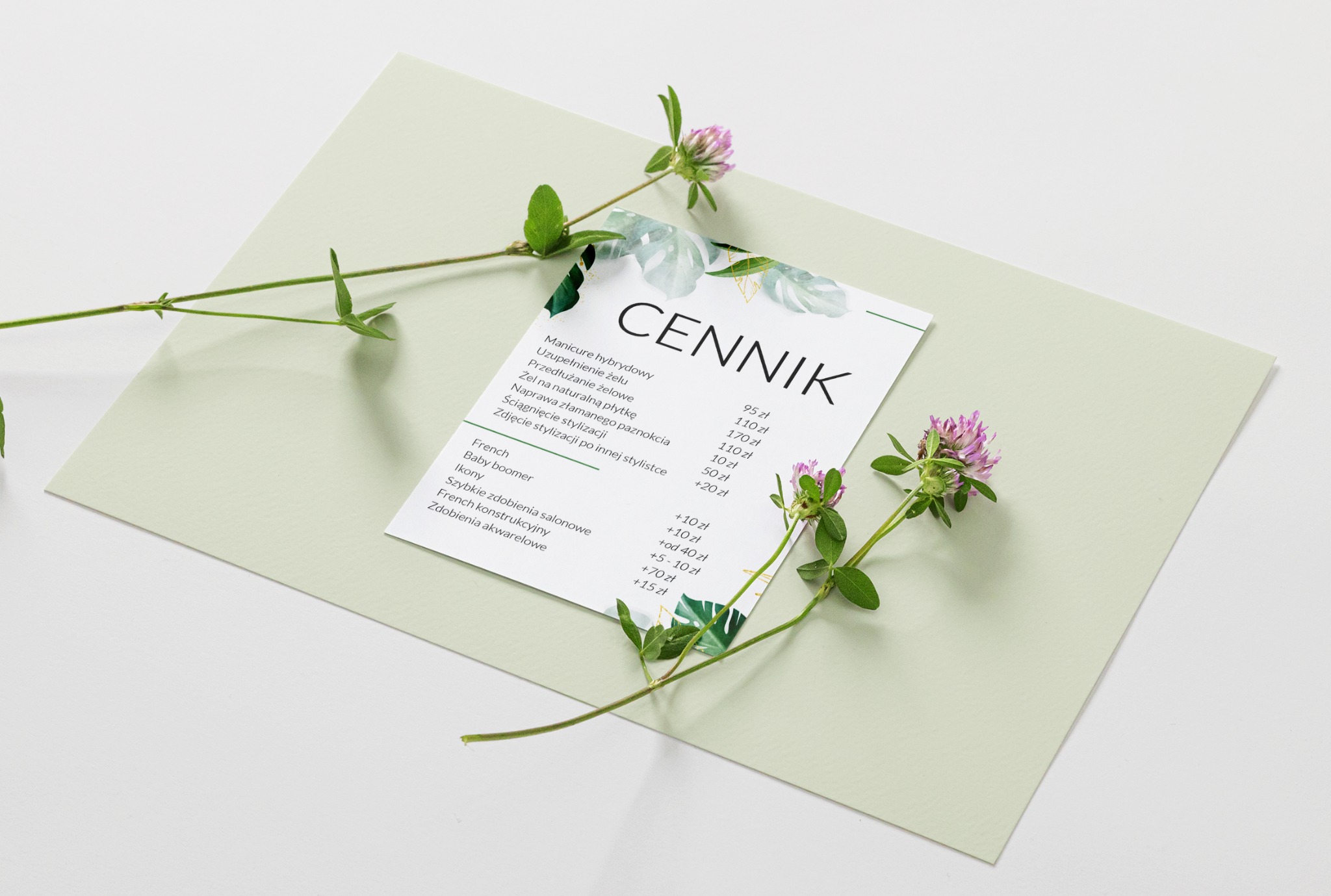 Minimalistyczny cennik usług manicure i stylizacji paznokci z elementami botanicznymi: kwiaty koniczyny na białym i pastelowo zielonym tle.