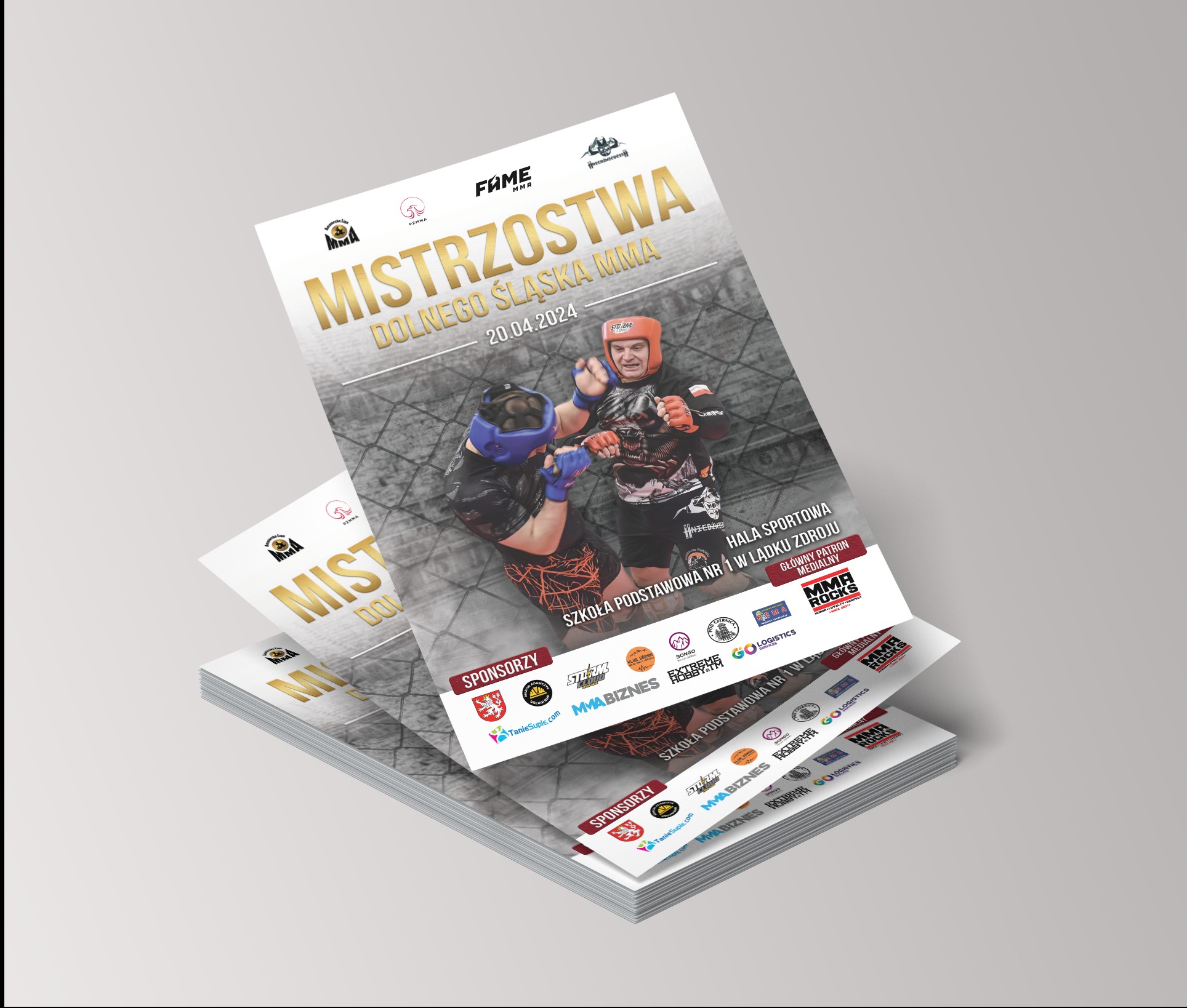 Stos ulotek reklamujących Mistrzostwa Dolnego Śląska MMA 20.04.2024, z dynamicznym ujęciem zawodników w klatce.