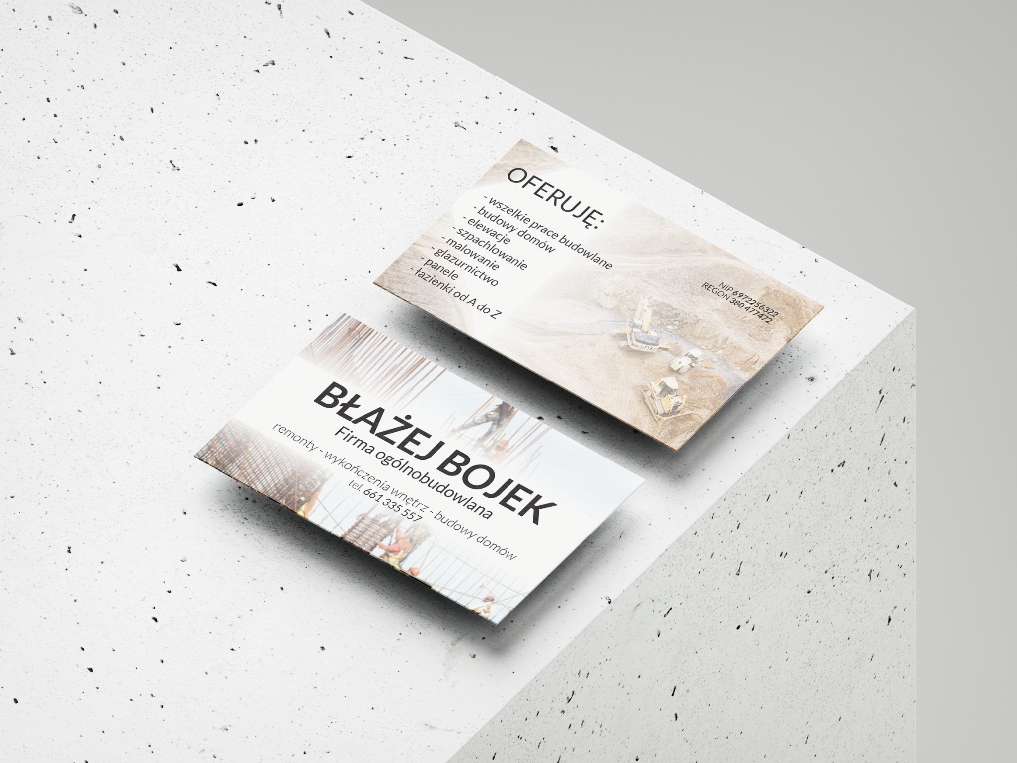 Dwie wizytówki firmy budowlanej Błażej Bojek na teksturowanym betonowym tle. Jedna wizytówka prezentuje listę oferowanych usług, druga zdjęcie budynku w trakcie budowy.