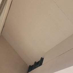 DYSTRYBUCJA 88 Sp. z o.o. - Fragment ocieplonego poddasza z widoczną konstrukcją i izolacją, gotowy do wykończenia płytami.