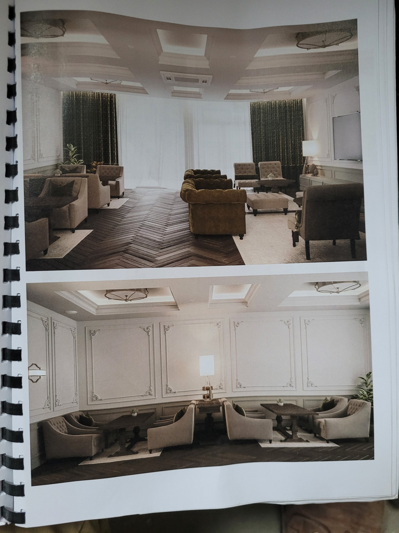 Dwa ujęcia tego samego salonu z eleganckimi panelami ściennymi, parkietem w jodełkę i meblami w stylu klasycznym. Na górnym ujęciu widoczne zasłony i telewizor.