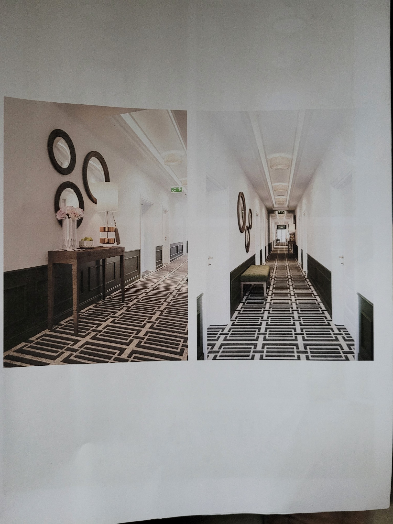 Korytarz hotelowy z ciemnym pasem wzdłuż ściany, wzorzystą podłogą i okrągłymi lustrami na ścianach, widoczny fragment stolika z wazonem kwiatów i lampą.