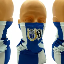 Trzy ujęcia komina sportowego z barwami i herbem klubu OKS Stomil Olsztyn na manekinie, na białym tle.