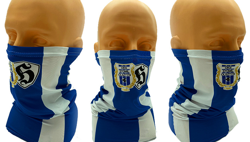 Trzy ujęcia komina sportowego z barwami i herbem klubu OKS Stomil Olsztyn na manekinie, na białym tle.