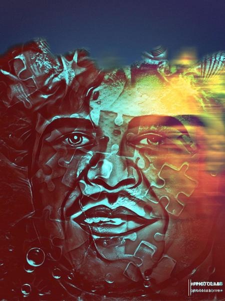 Abstrakcyjny portret mężczyzny z elementami puzzli i efektem rozmycia w ciepłych barwach.