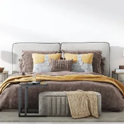 Nowoczesna sypialnia w odcieniach brązu i beżu z lampkami nocnymi i stolikiem pomocniczym z szklanką wody.