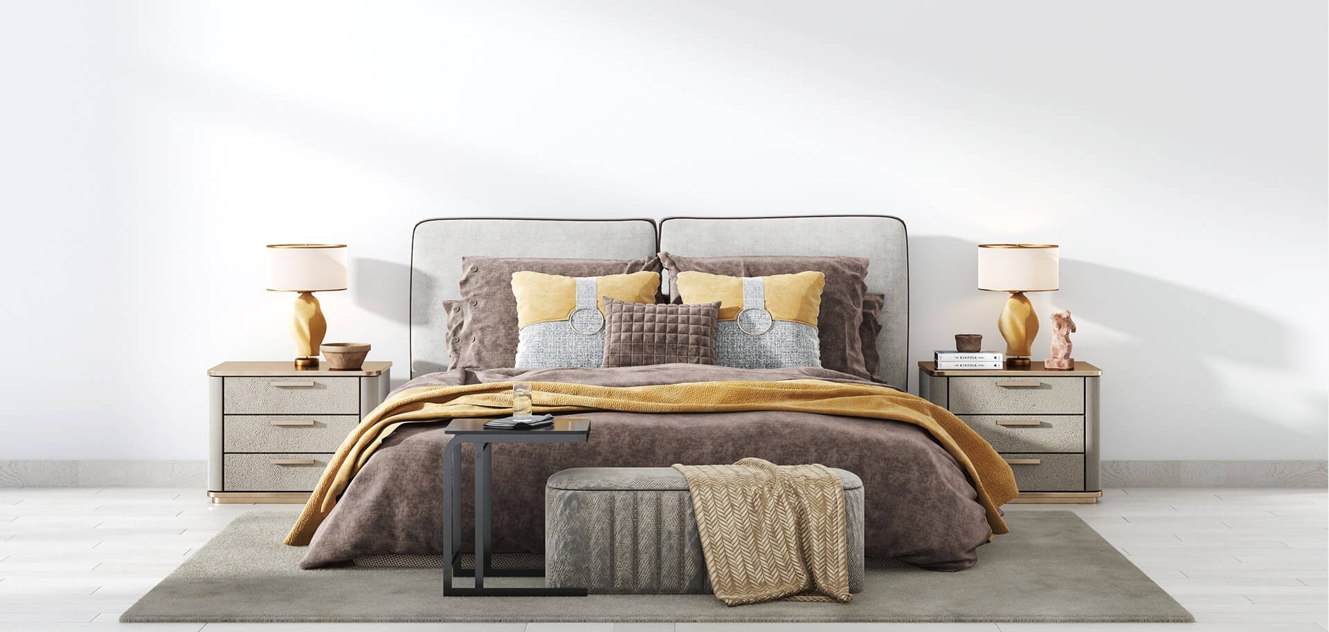 Elegancka sypialnia w stonowanych brązach i beżach, z dużym łóżkiem, stolikami nocnymi z lampkami i dekoracyjnym pufem z narzutą.