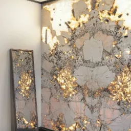 Podświetlana ściana z kamienia naturalnego o wzorze przypominającym agaty, odbicie ściany widoczne w lustrze stojącym przy ścianie.