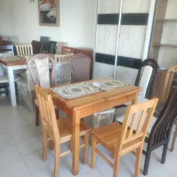 Krzesła tapicerowane i twarde. Stoły z litego drewna i okleinowane.