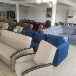 Wersalka w fotelami. Boki z wykończeniem drewnianym ze srebrną listwą.