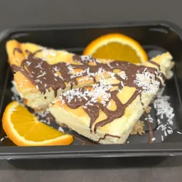 W naszej ofercie znajdziecie doskonałe, pożywne i zdrowe dania Na przykład fit sernik z polewą czekoladową i pomarańczą