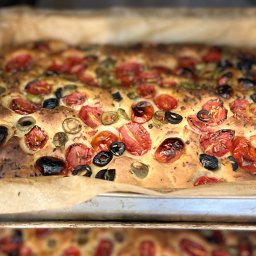 focaccia z oliwkami i pomidorkami cherry 