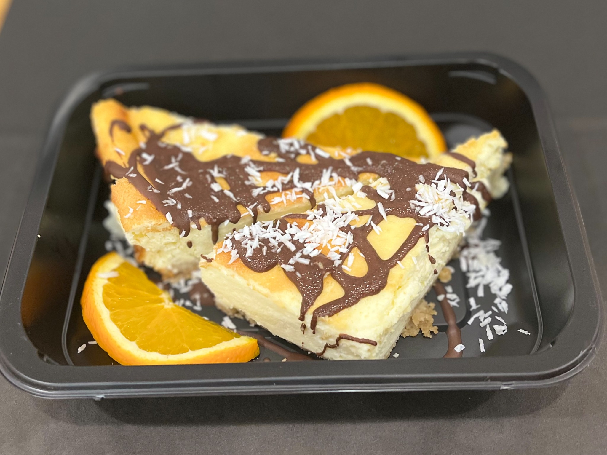 W naszej ofercie znajdziecie doskonałe, pożywne i zdrowe dania Na przykład fit sernik z polewą czekoladową i pomarańczą