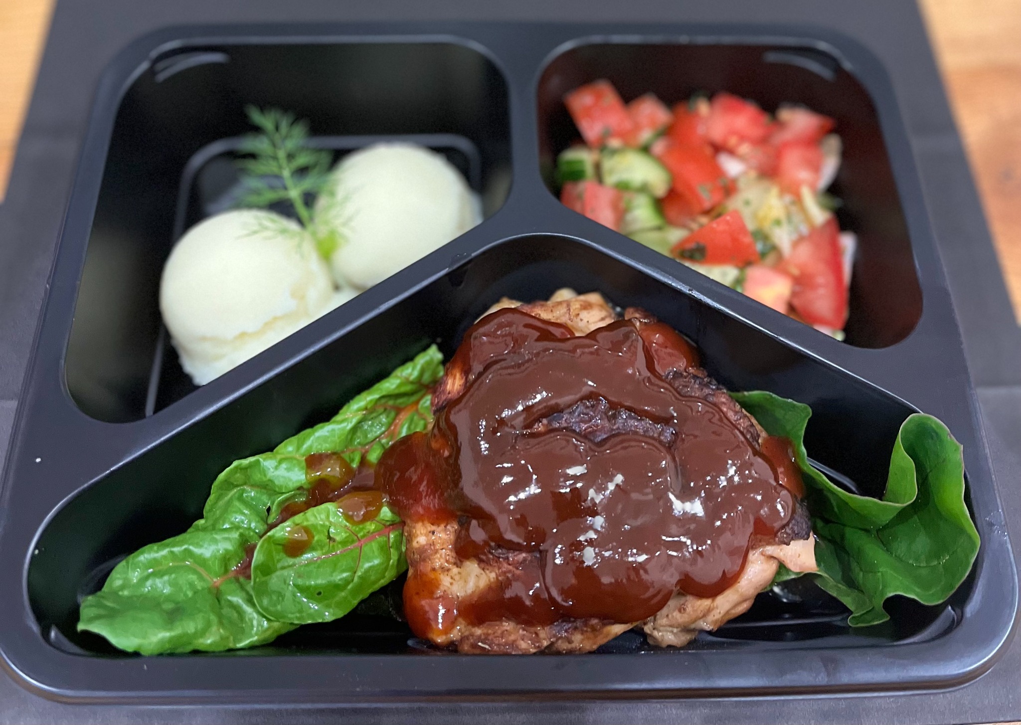 Dla prawdziwych smakoszy przygotowaliśmy Udo w sosie BBQ z pure ziemniaczanym i surówką z ogórka i pomidora