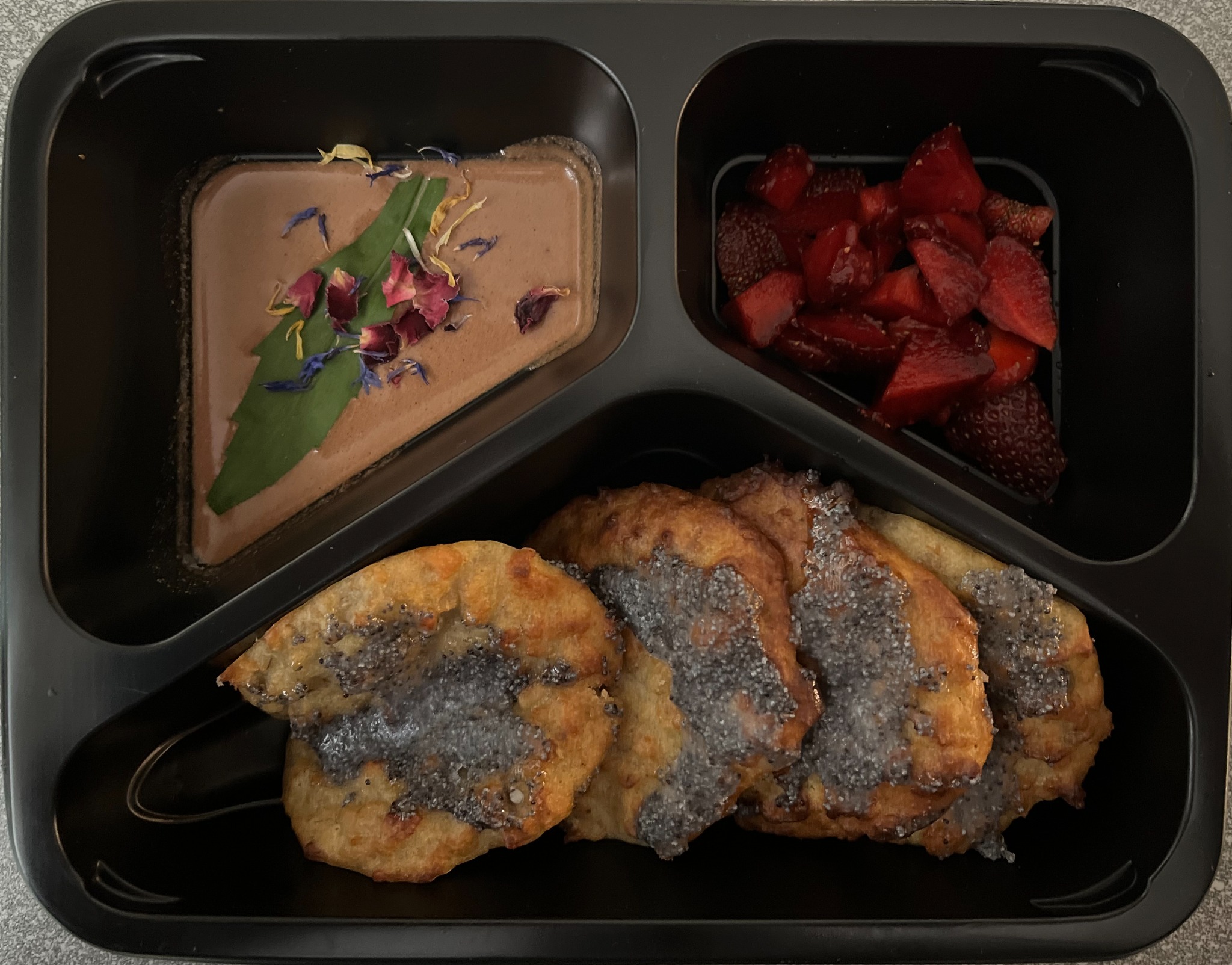 Wytwarzamy także ciasteczka kokosowe z makiem ,mus czekoladow-migdałowy ,sałatka z truskawek