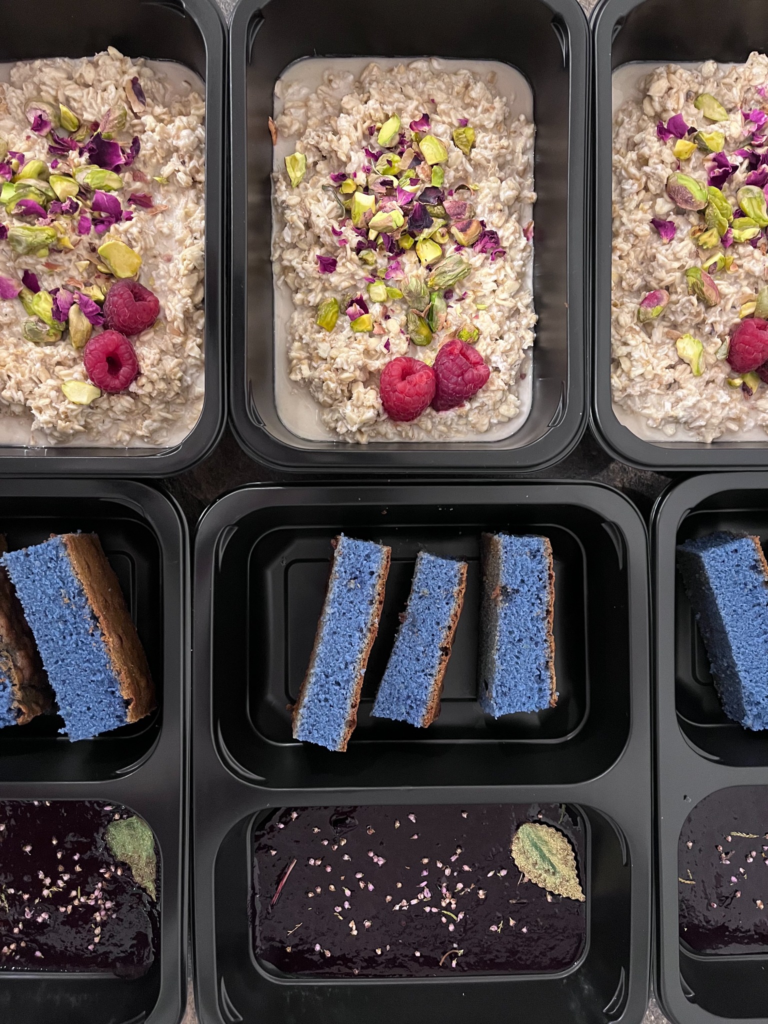 nocna owsianka na wodzie różanej z pistacjami i kwiatami jadalnymi