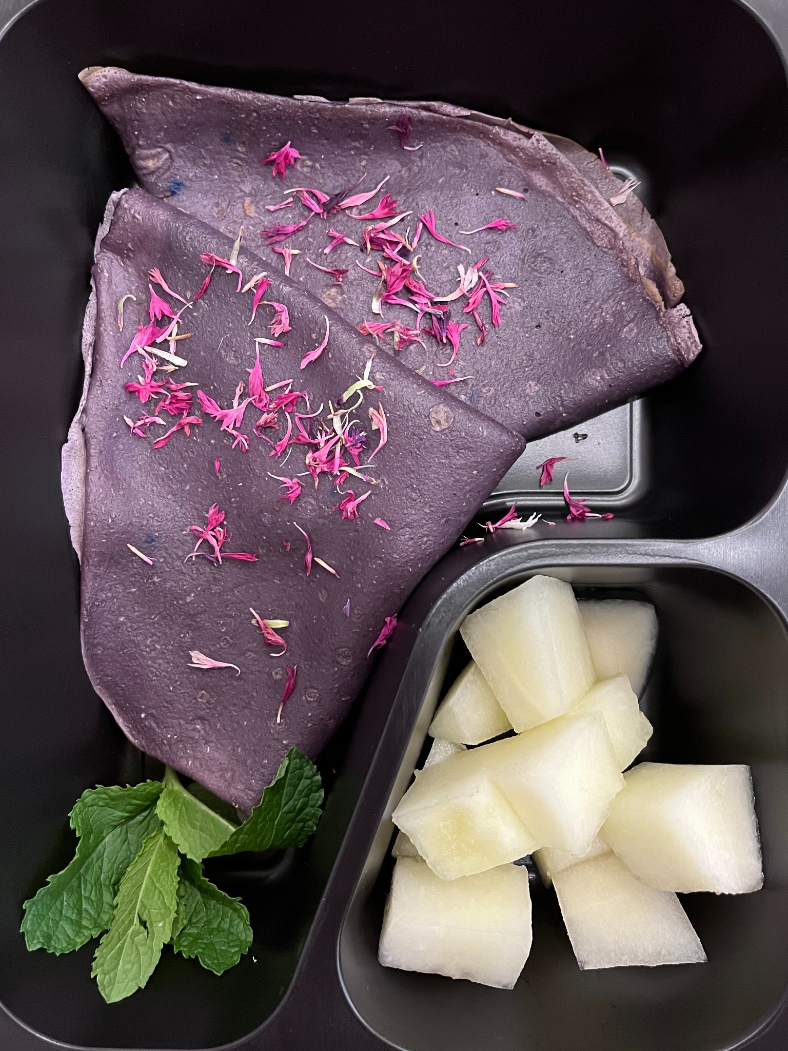 fioletowe naleśniki na mleczku kokosowym z sałatką z mango ,swieza mięta