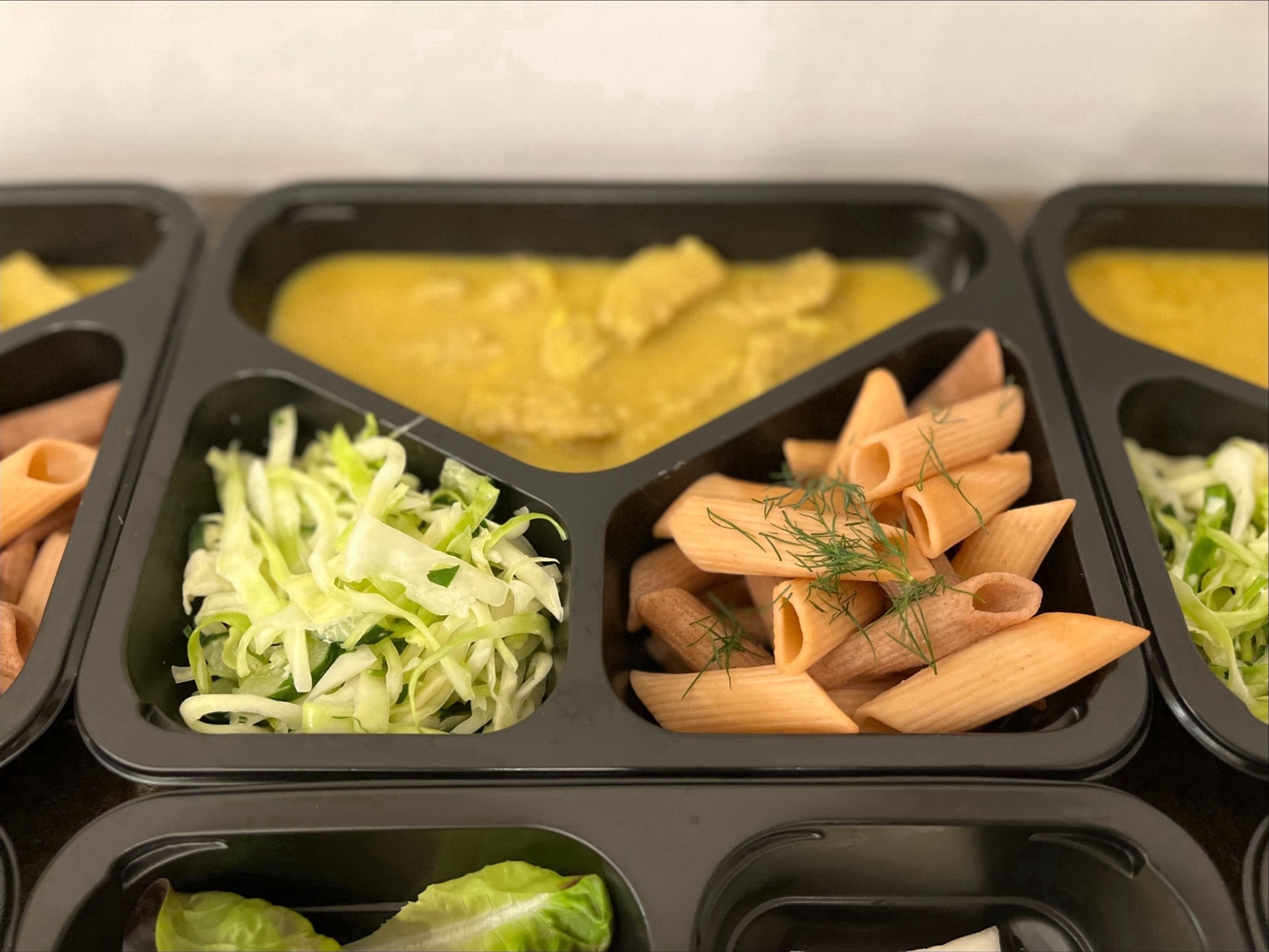 kurczak w sosie kokosowym curry ,makaron pełnoziarnisty penne ,surówka z młodej kapusty