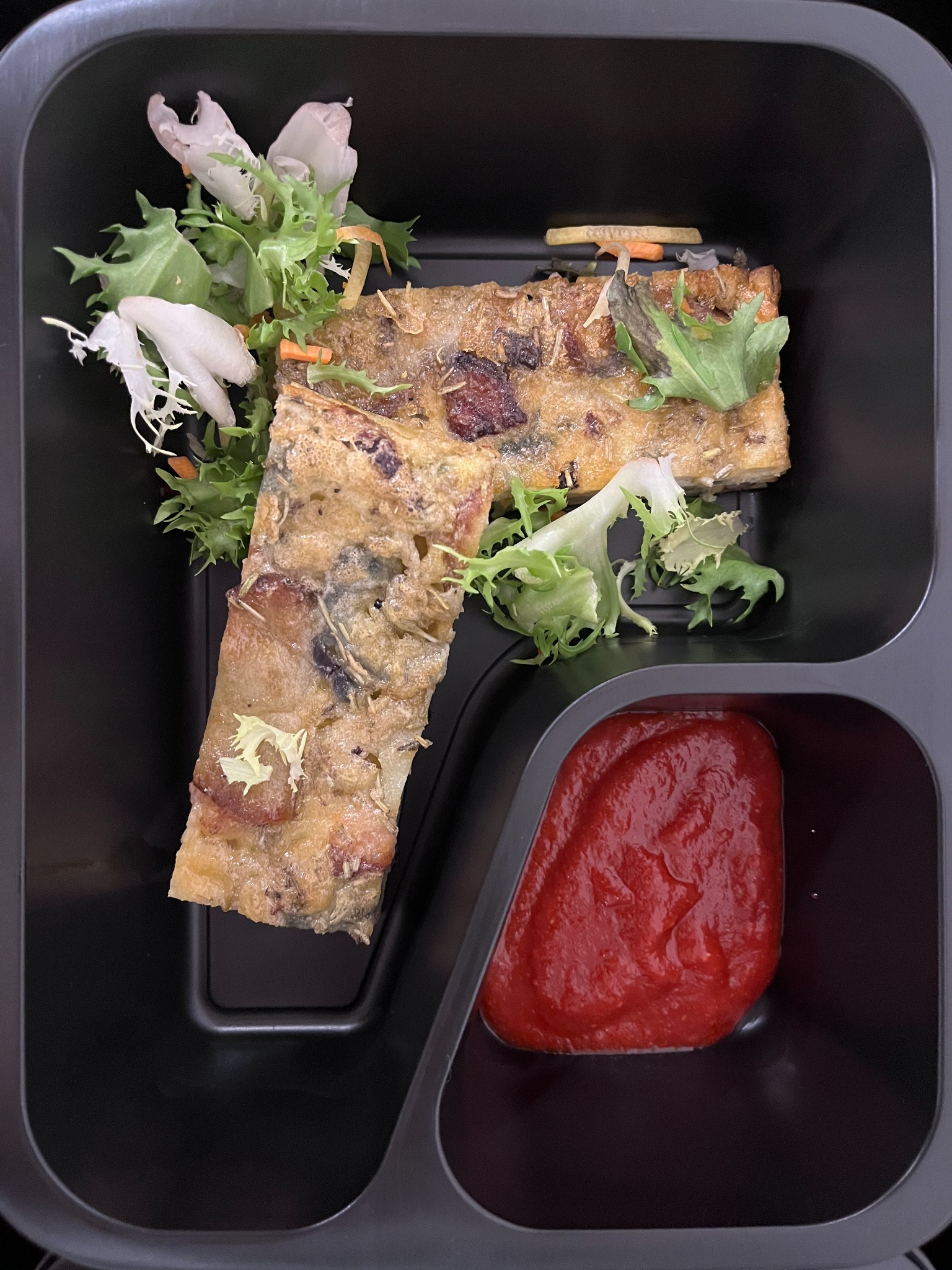 zapiekanka z szynką i boczkiem ,mix sałat ,domowy ketchup z cukini i pomidorow