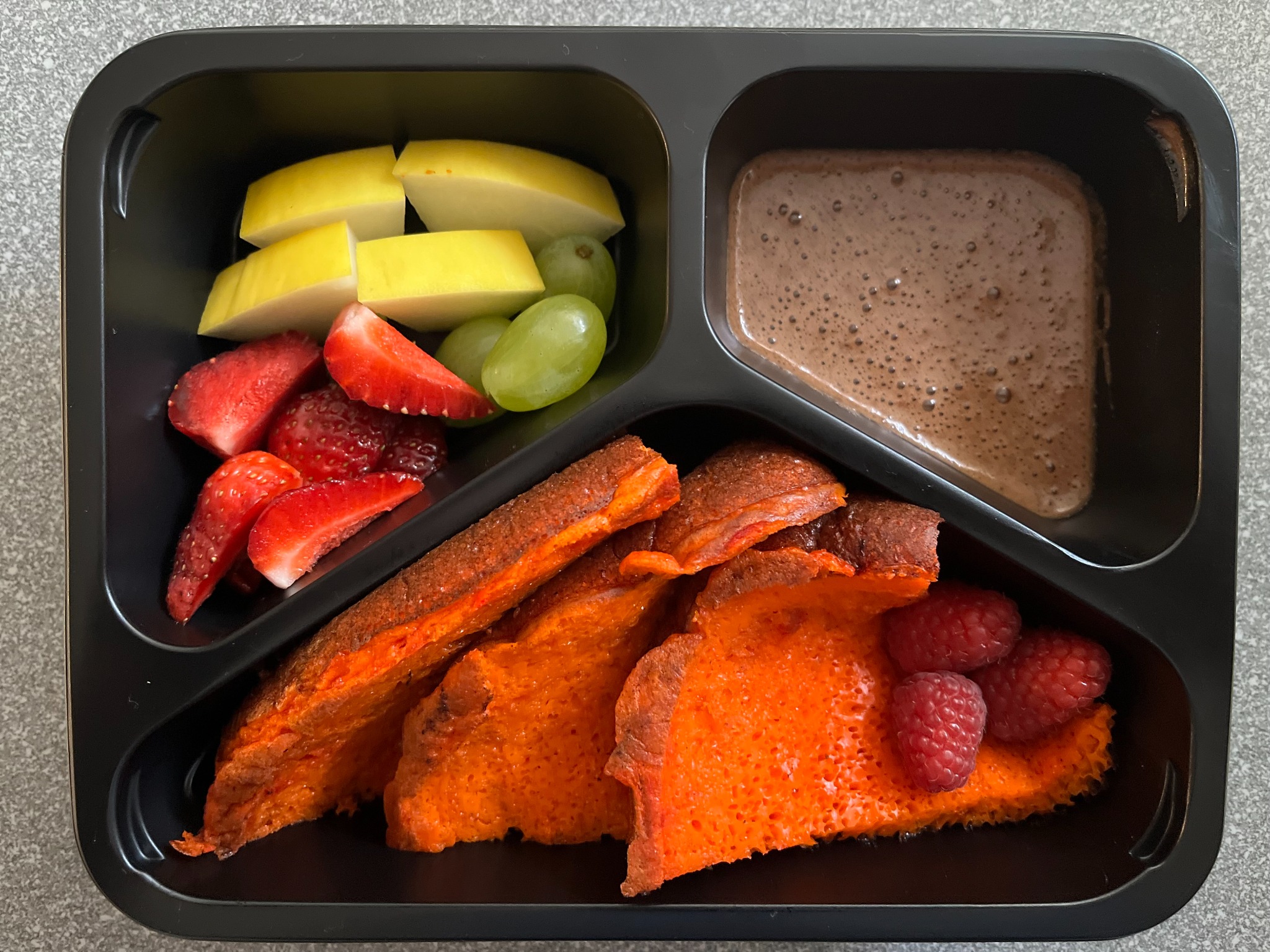 omlet kokosowo -biszkoptowy z musem czekoladowym podany z owocami