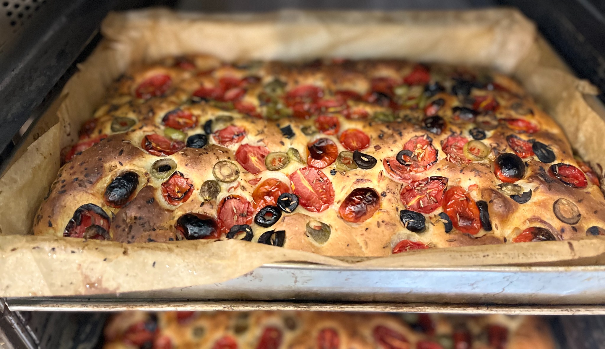 focaccia z oliwkami i pomidorkami cherry