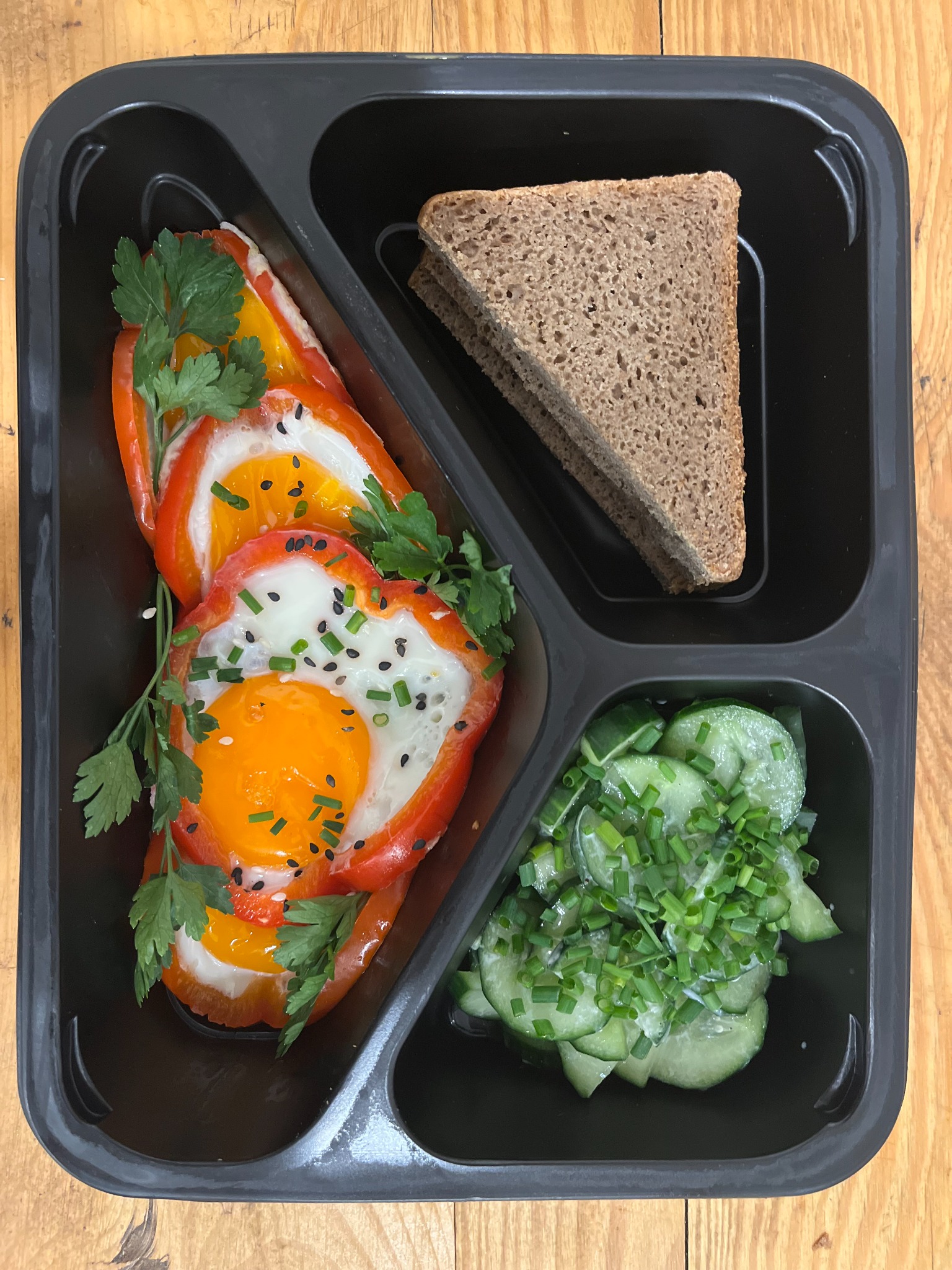 Jajo sadzone w papryce, pieczywo pełnoziarniste, sałatka z ogórka