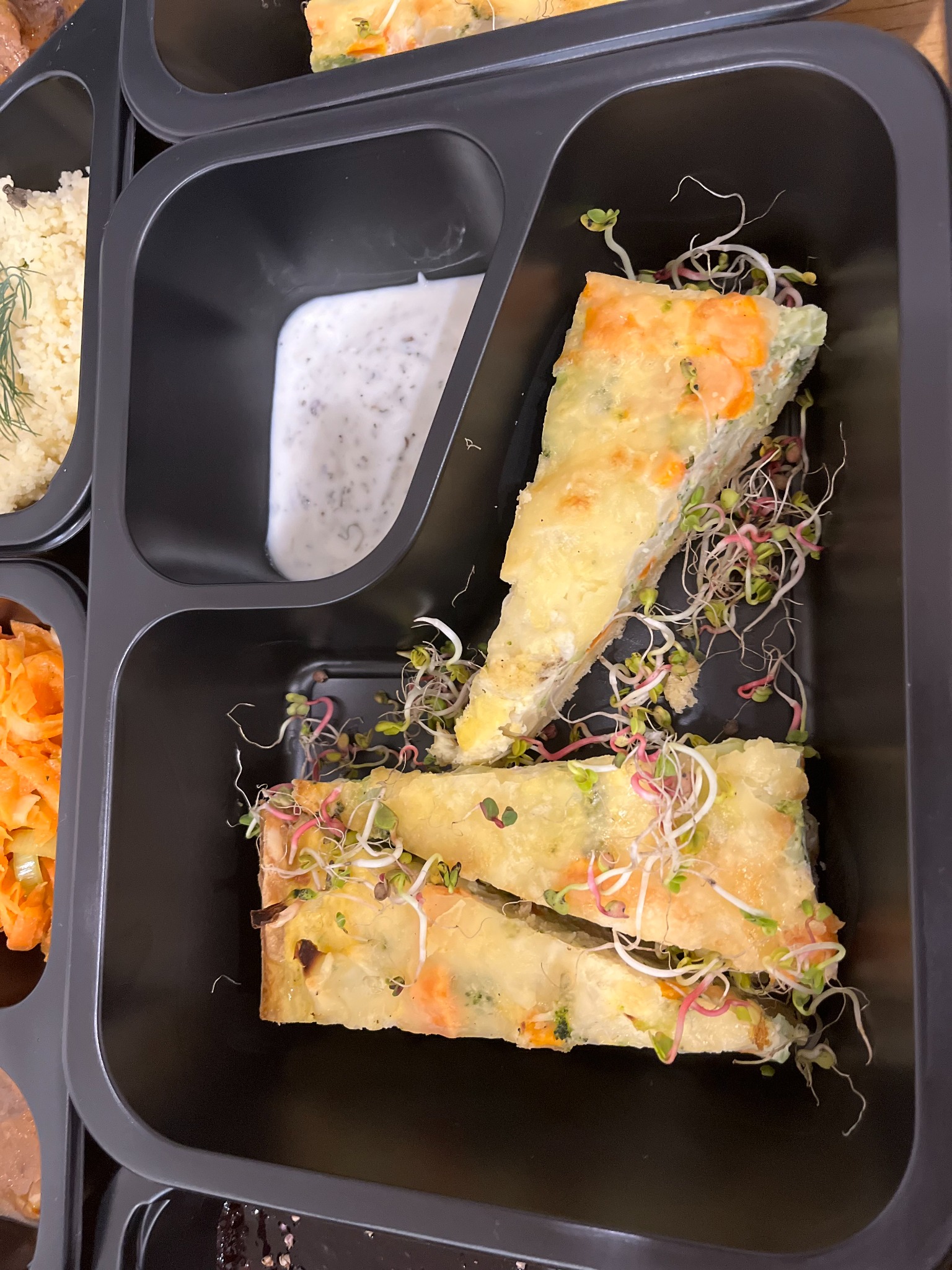 quiche lorraine ,sos smietankow-czosnkowy