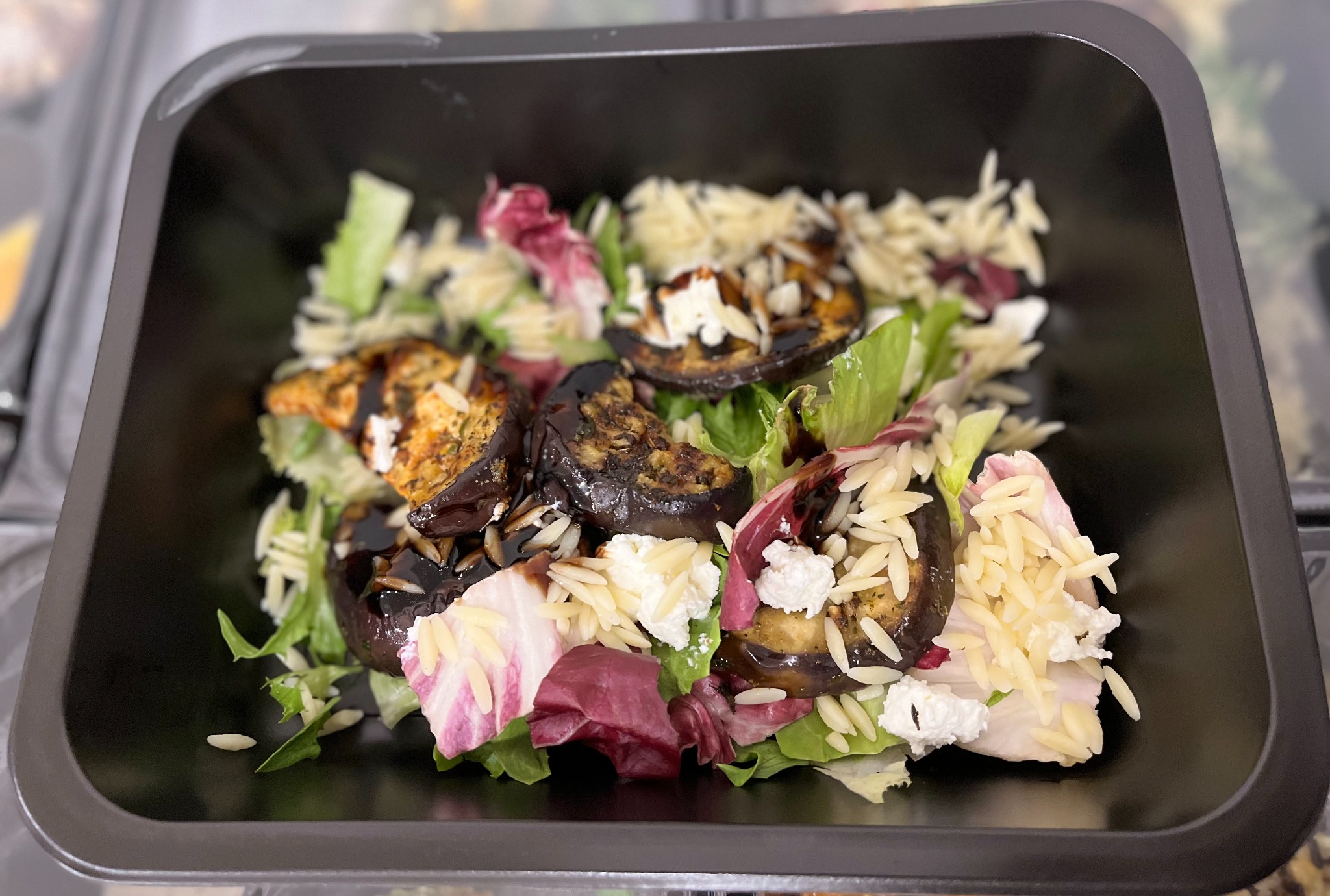 sałatka z grilowanym bakłażanem ,makaronem orzo