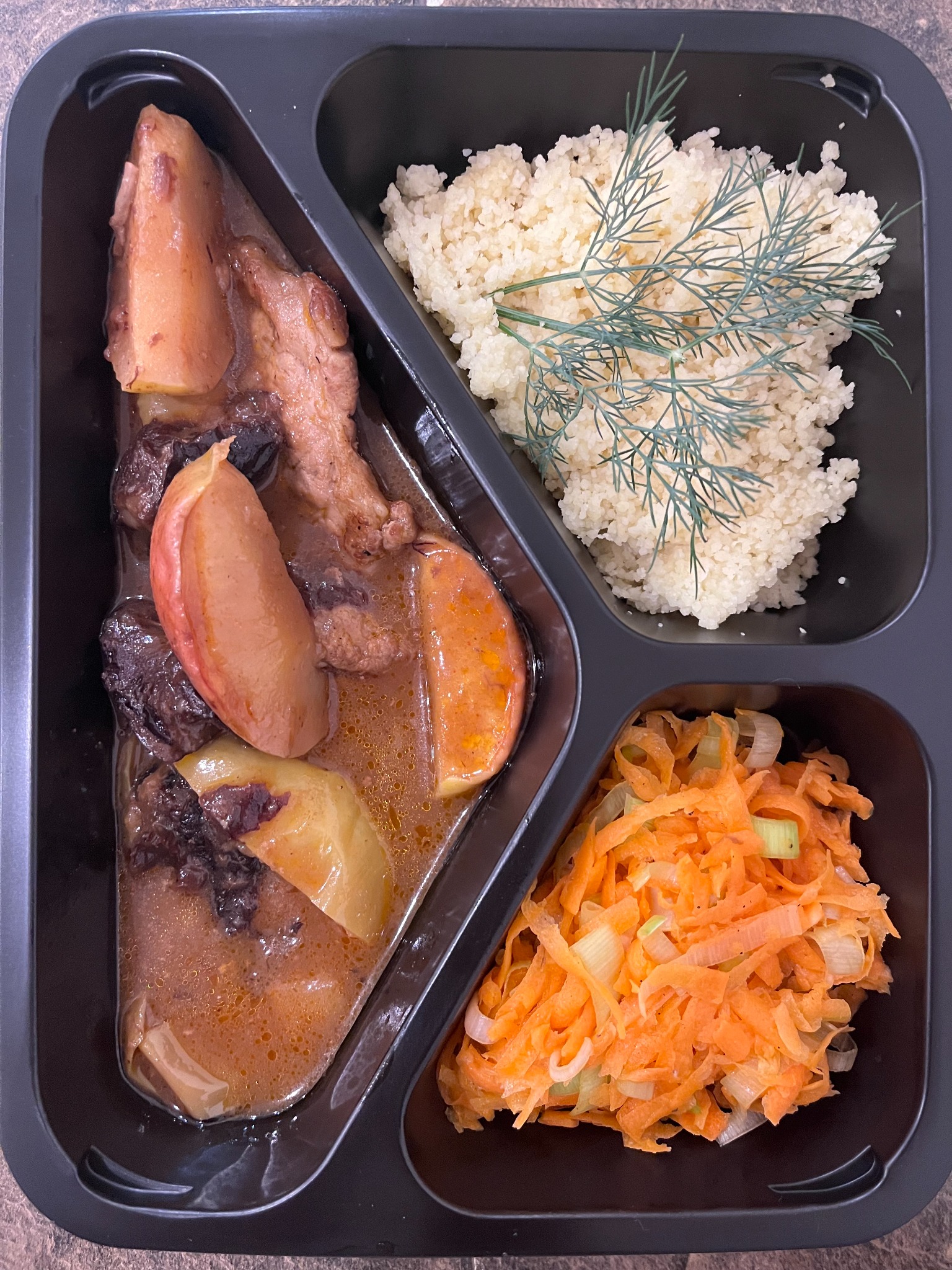 polędwiczki pieczone z jabłkiem i śliwką ,kasza kuskus surówka z marchewki