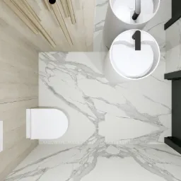 Widok z góry na nowoczesną łazienkę z drewnianą podłogą, marmurowymi płytkami, podwieszaną toaletą i dwoma umywalkami na postumentach z czarnymi bateriami.