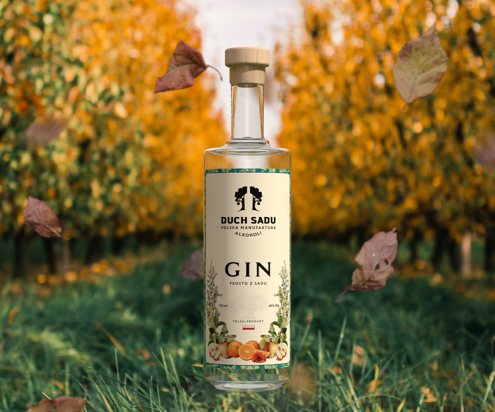 Butelka ginu Duch Sadu na tle jesiennego sadu z opadającymi liśćmi, prezentująca polską manufakturę alkoholi.