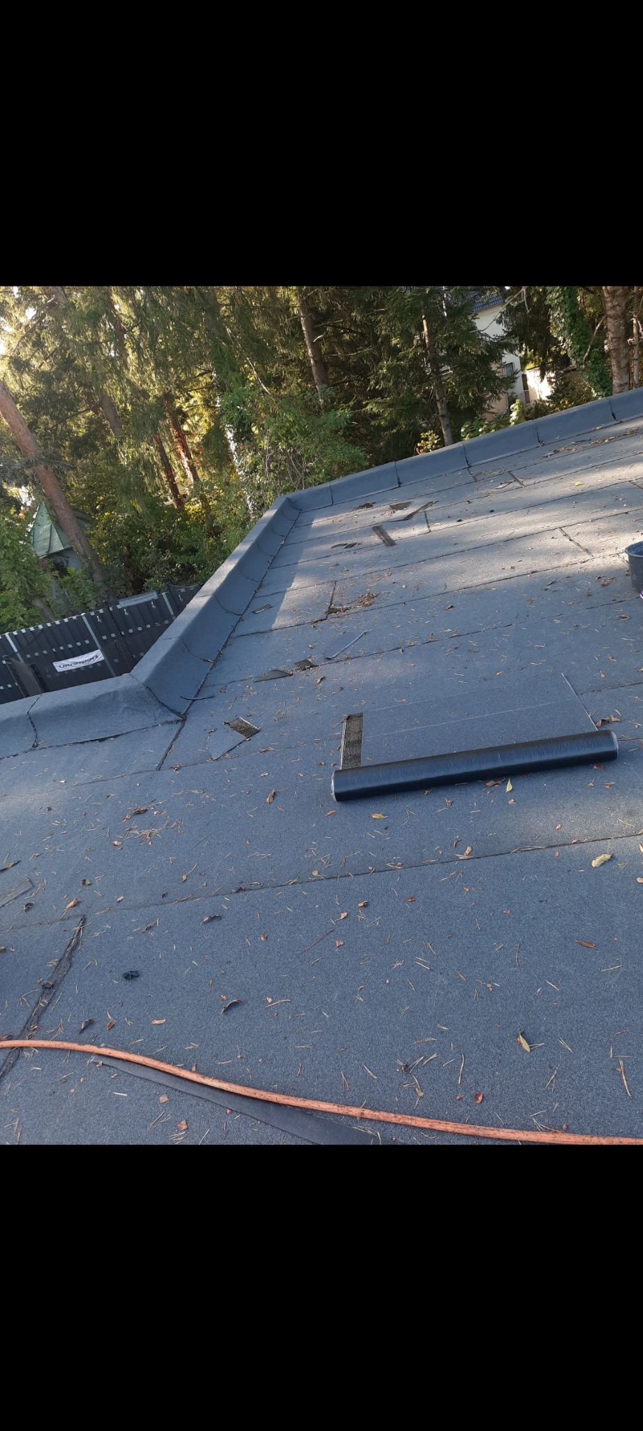 Papa podkładową, następnie przyszedł styropian spadowy, na styropian Papa samoklejaca oraz Papa termozgrzewalna.