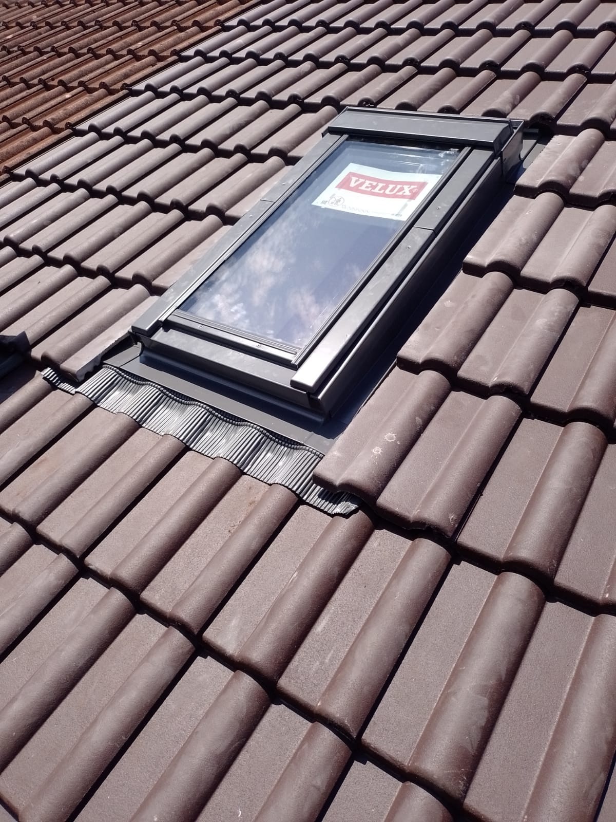 Okno dachowe VELUX na nowym dachu.