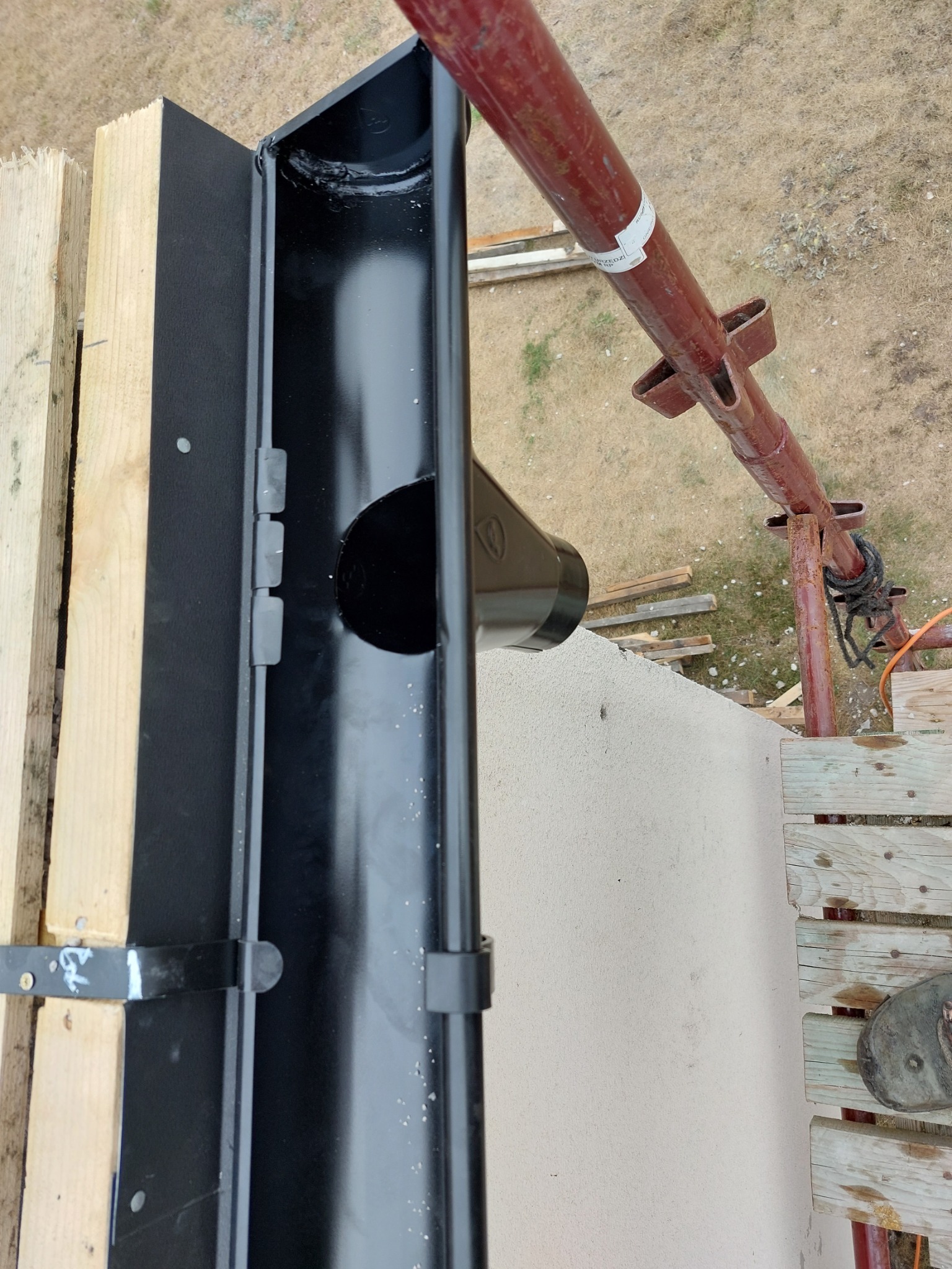 Rynna czarny mat, spadek 2mm na każdym metrze, daje perfekcyjny spad.