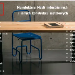 Stół z blatem drewnianym i metalowymi nogami w stylu industrialnym, z niebieskim krzesłem i notatnikiem na blacie, na tle betonowej ściany. Opis manufaktury mebli industrialnych i innych...