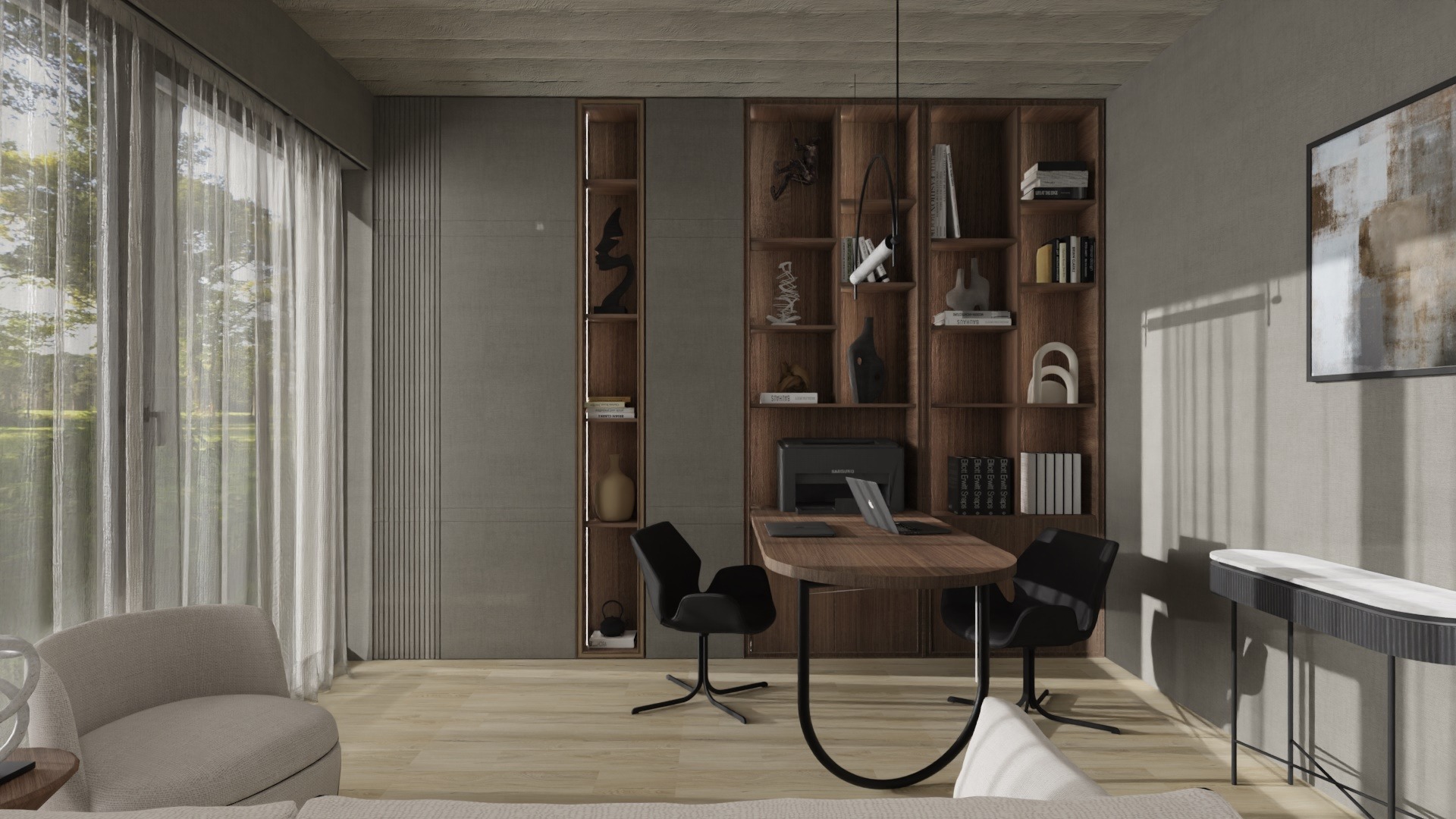 Nowoczesne biuro domowe z drewnianymi regałami w zabudowie, minimalistycznym biurkiem z laptopem i krzesłami na czarnych nogach, oświetlone naturalnym światłem przez duże okno z zasłonami.