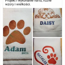 Kolaż haftowanych ręcznik&oacute;w z motywami zwierzęcymi: odcisk łapy z imieniem Adam i rokiem 2022, portret psa z imieniem Daisy oraz serce z odciskiem łapy i imieniem Natalia z rokiem 2022.