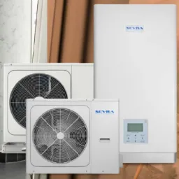 Dwie zewnętrzne jednostki klimatyzacyjne i wewnętrzna jednostka z wyświetlaczem, marki Sevra, na tle ściany.