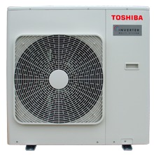 Zewnętrzna jednostka klimatyzacji Toshiba Inverter Multi System z widocznym wentylatorem i logo, zamontowana na metalowych wspornikach.
