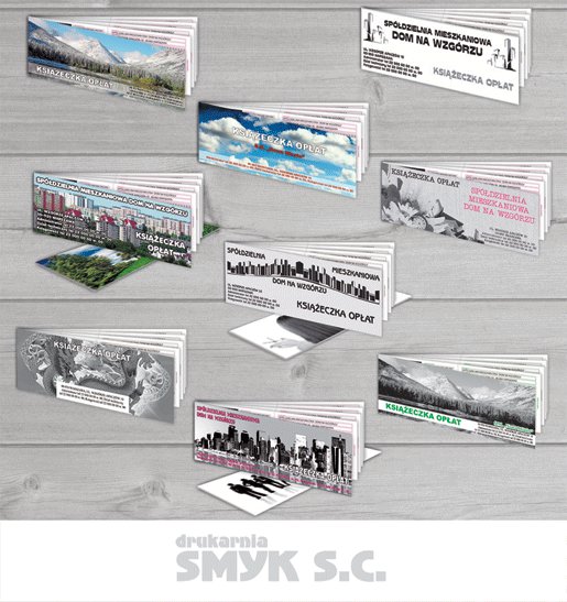 Kompilacja różnych wzorów książeczek opłat z motywami krajobrazów, architektury miejskiej i abstrakcji graficznych, ułożonych na szarym drewnopodobnym tle, prezentujących drukarnię Smyk S.C.
