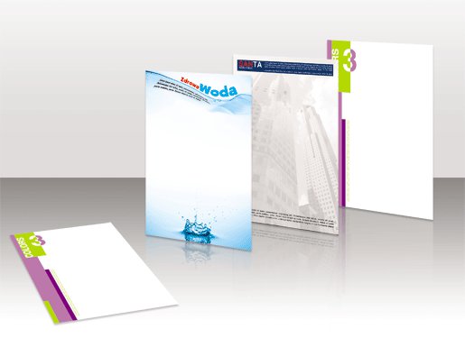 Cztery przykładowe projekty papieru firmowego z różnymi motywami graficznymi, widoczne odbicie na błyszczącym podłożu.