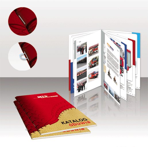 Otwarty katalog z fotografiami wozów strażackich, obok zamknięte egzemplarze z czerwono-złotą okładką i napisem 'KATALOG OBUWIA'.