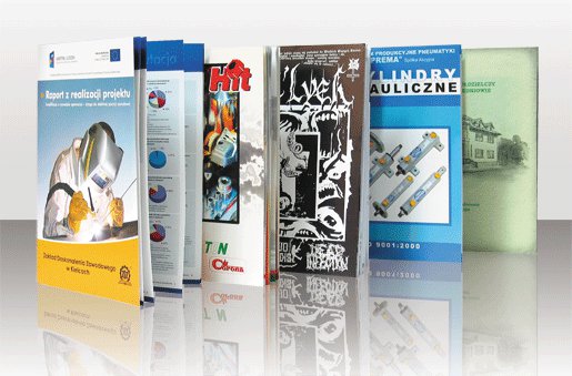 Rząd różnorodnych, błyszczących folderów i gazetek A4, prezentujących raporty, grafiki, ilustracje i zdjęcia, ustawionych jeden obok drugiego z wyraźnym odbiciem na powierzchni.
