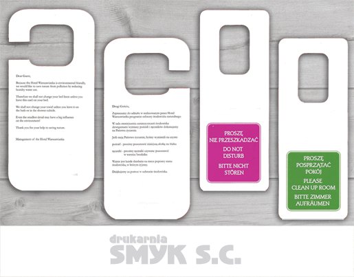Cztery zawieszki na drzwi z różnymi komunikatami w języku polskim, angielskim i niemieckim, wykonane przez drukarnię Smyk S.C.