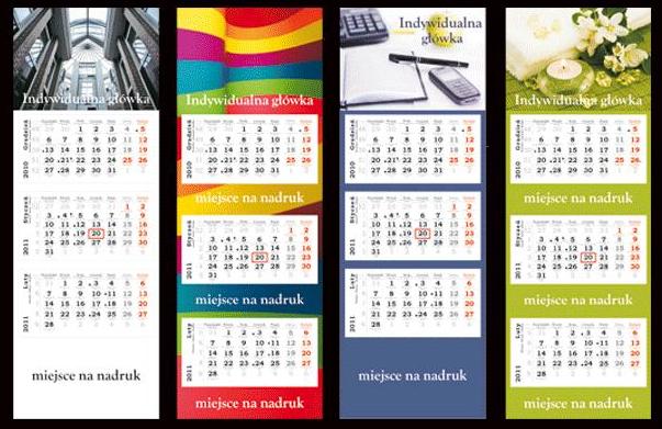 Kompozycja czterech pionowych, wiszących projektów kalendarzy z miejscem na indywidualny nadruk, każdy z odmienną grafiką w górnej części: nowoczesna architektura, tęczowe pasy, biurko...