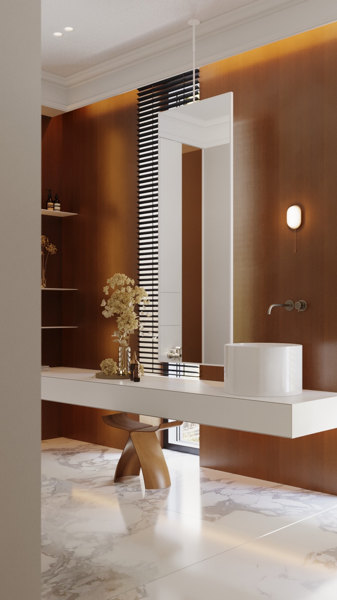 Nowoczesna łazienka z brązowymi panelami ściennymi, białym blatem umywalki z okrągłą umywalką nablatową, drewnianym stołkiem i marmurową podłogą, oświetlona lampą ścienną i z żaluzjami w tle.
