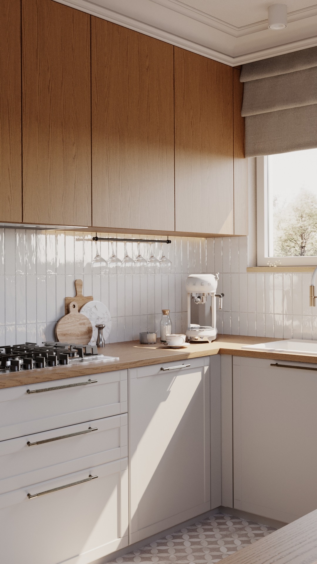 Jasna kuchnia z drewnianymi szafkami górnymi, białymi płytkami ściennymi w pionowy wzór, białymi szafkami dolnymi i blatem z jasnego drewna. Nad blatem wiszą kieliszki, a na blacie stoi biały...